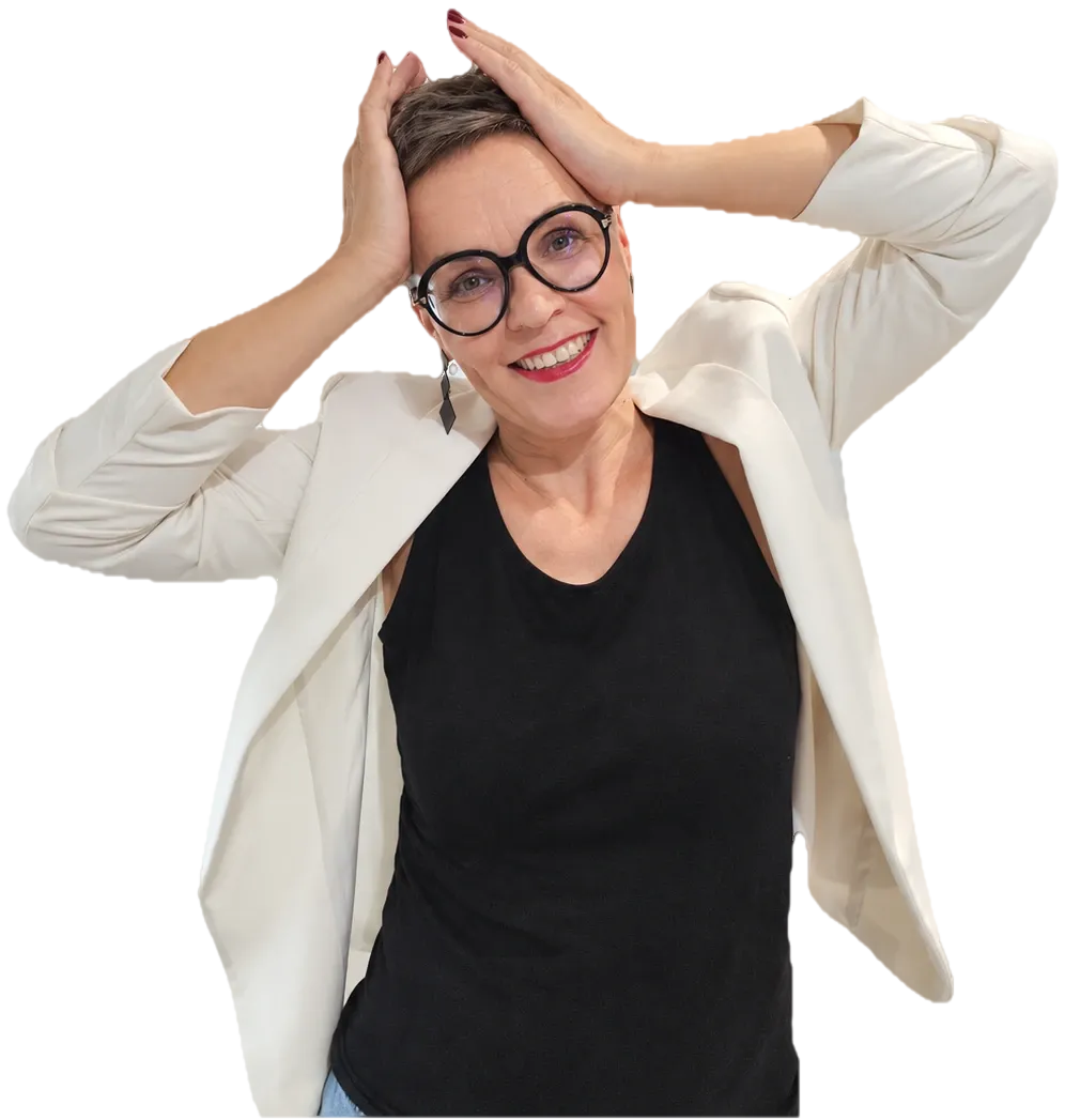 Marzena łapie się za głowę z uśmiechem, jakby rzeczy było za dużo