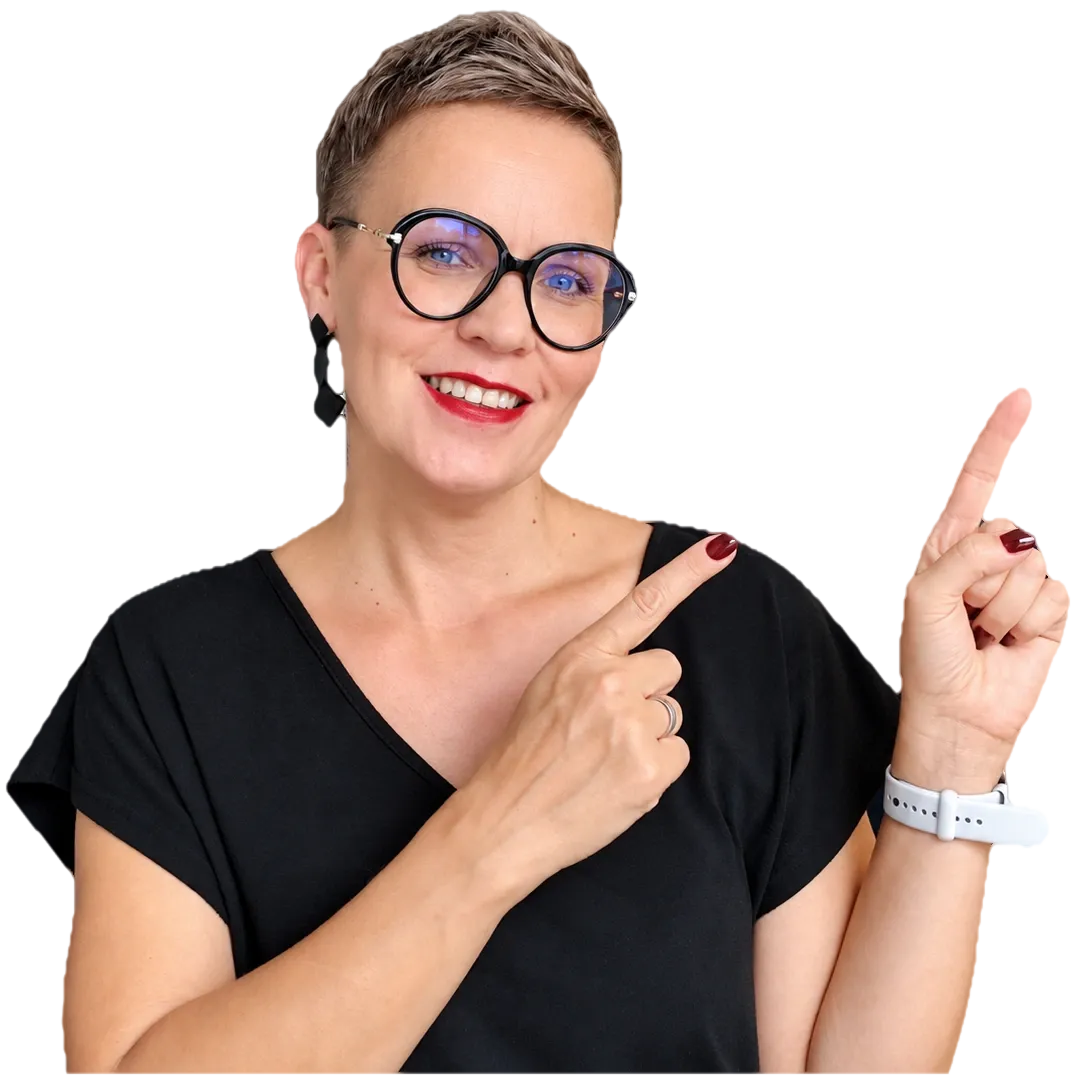 Uśmiechnięta Marzena wskazuje palcami w górę