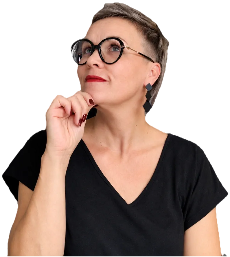 Marzena z palcem przy brodzie zastanawia się nad rozwiązaniem